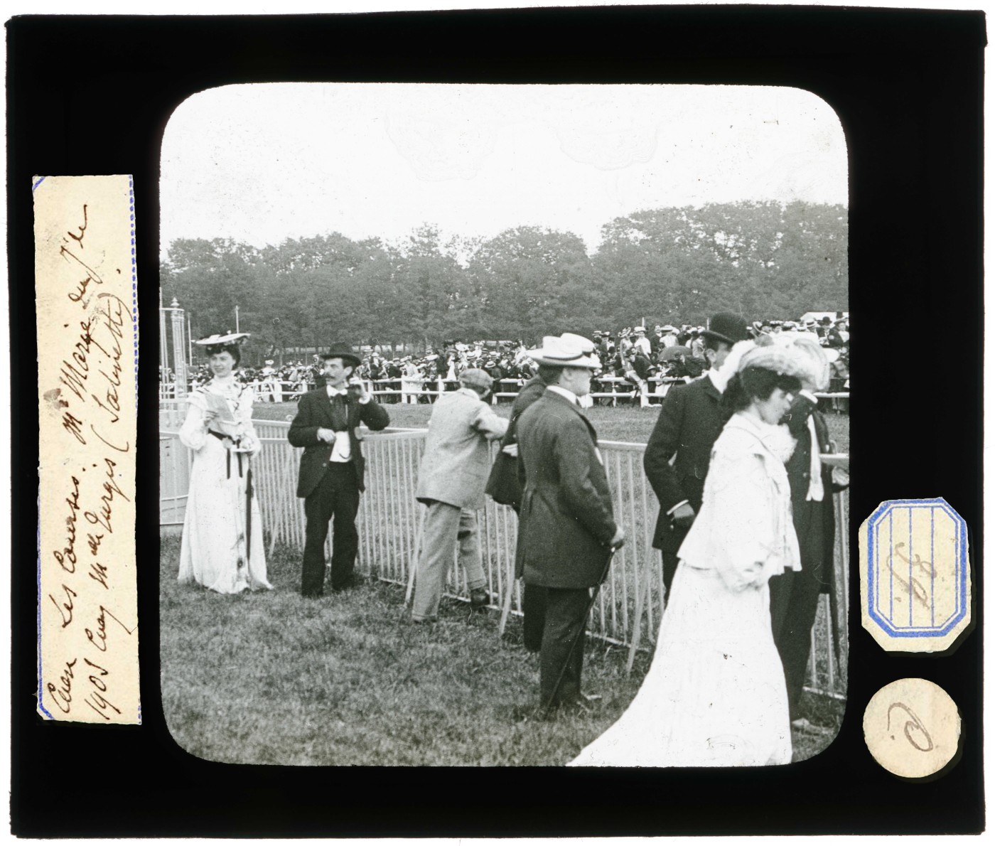Courses hippiques de Caen (photos n°1 à 33) - 118FI 39 - Lot 1 - Média 2 - Archives du Calvados.jpg (2.32 Mio) Vu 4496 fois https://archives.calvados.fr/ark:/52329/7frmwnchxsd5/ec1add3a-42fd-48e0-b8c7-54249b1a2e44